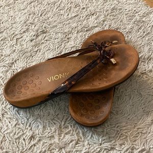 Tong sandals